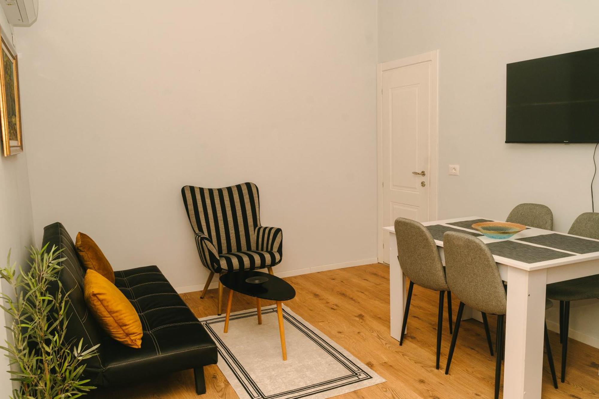 Studio Flat In Heart Of Тирана Екстериор снимка